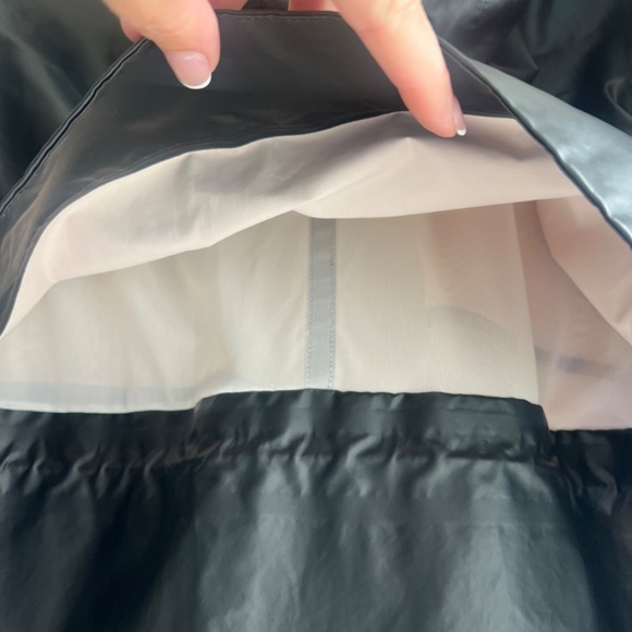 Into the Drizzle Lululemon Jacket NWT size 10 - Picture 9 of 9